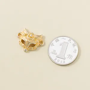 Detalle de dije de máscara de zorro en plata 999 dorada para artesanía de joyería DIY