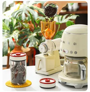 Barattolo sottovuoto in vetro borosilicato per chicchi di caffè in una cucina luminosa