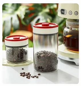Barattoli in vetro sottovuoto per chicchi di caffè in un ambiente da cucina calda