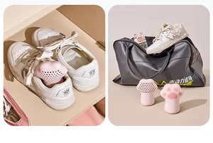 Detailweergave van roze kattenpoot schoendeodorants in witte sneakers en een sporttas