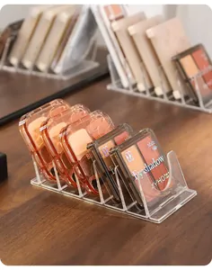 Transparante acryl oogschaduwpalet organizer met 7 vakken voor make-up opslag.