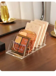 Gedetailleerd overzicht van de transparante acryl organizer voor oogschaduwpaletten op een bureau