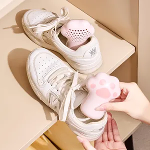 Compacte roze kattenpootvormige schoenverfrisser voor sneakers en schoenenkasten in huis