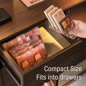 Compacte transparante acryl organizer voor oogschaduwpaletten in make-up lades van kasten.