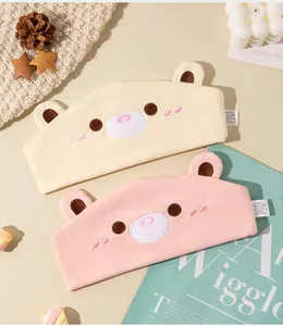 Détail de bandeaux en coton brodés d'ours pour la protection de la tête post-partum la nuit