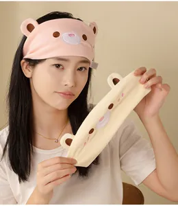 Détail d'un bandeau en coton doux à motif d'ours pour le soin post-partum et le sommeil
