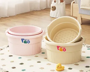 Detalle de los recipientes de masaje de pies de plástico grueso en rosa y beige para casa