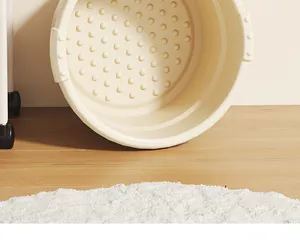 Primer plano de un cubo profundo para baño de pies con nodos de masaje y asas laterales.