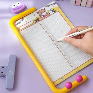 Leuchtend gelbe Computer-Monitor-Seiten-Memoboard mit Lineal für die Schreibtischorganisation