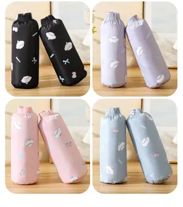 Vue détaillée de quatre protège-manches imperméables montrant divers motifs colorés