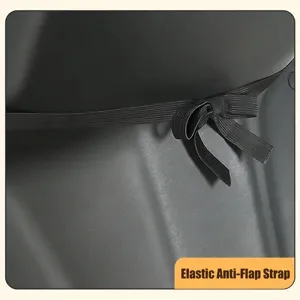 Detalle de la cuerda elástica antivibración de una cubierta cortavientos para moto de invierno