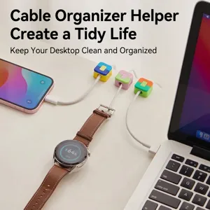Organisateurs de câbles magnétiques colorés gérant les fils sur un bureau de travail.