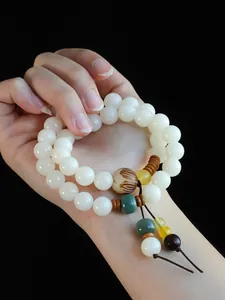 Detailansicht eines weißen Bodhi-Samen-Perlenarmbands mit doppellagigem Design