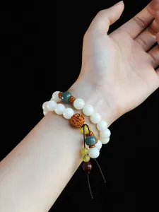 Elegantes zweilagiges weißes Bodhi-Samen-Perlenarmband mit traditionellen ethnischen Akzenten