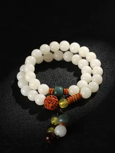 Nahaufnahme des eleganten, zweireihigen Armbands aus weißen Bodhi-Samen mit Akzenten.