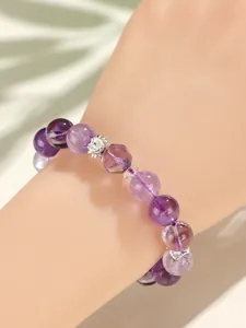 Macro-opname van de textuur van lavendel amethist kralen op deze erg mooie armband