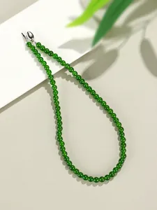 Dettaglio della collana di perle di calcedonio verde da 8 mm con elegante chiusura