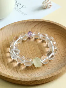 Detailansicht eines Armbands aus weißem Quarz mit Zitrin-Lotus und Amethyst-Perle