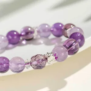 Handgemaakte lavendel amethist kralenarmband met zilveren bloemaccenten voor dames