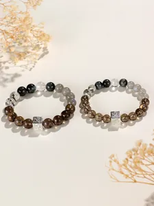 Detailansicht von zwei Armbändern aus natürlichem Rauchquarz und Mondstein für Paare.