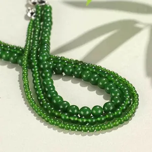 Collana di perle di calcedonio verde con elegante ombra naturale