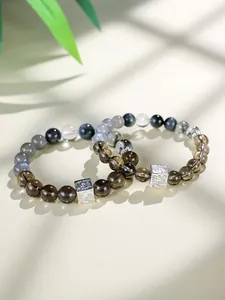 Detailansicht von 8-10mm Rauchquarz- und Mondstein-Perlenarmbändern mit Metallakzenten.
