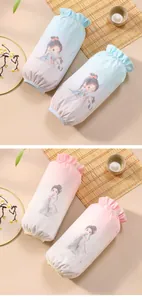 Detalle de manguitos degradados con dibujos de niñas de estilo chino antiguo