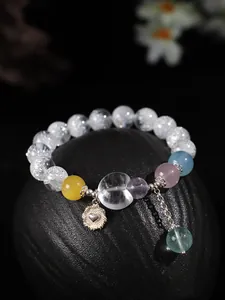 Vista dettagliata di un braccialetto in argento 925 con perle di cristallo colorate