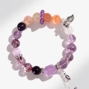 Vista detallada de la pulsera de cuentas de amatista con colgantes de hojas plateadas