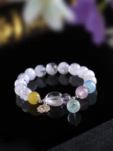 Primo piano di un bracciale in argento 925 con cristalli multicolori e un ciondolo a cuore