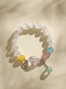 Dettaglio del bracciale con perle di cristallo multicolore e ciondolo cuore in argento.