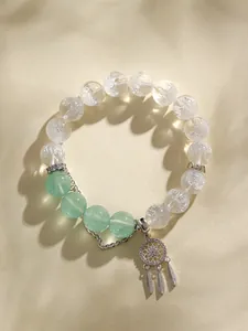 Dettaglio di un braccialetto in argento 925 con cristallo e ciondolo acchiappasogni