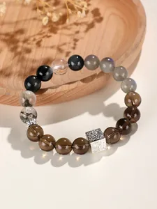 Detaillierte Ansicht des 8-10mm Rauchquarz und Mondstein Perlenarmbands mit Silberanhänger