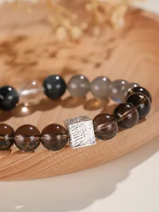 Detailansicht eines Perlenarmbands aus Rauchquarz und Mondstein mit silbernem Quadratanhänger