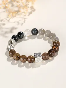 Nahaufnahme eines Perlenarmbands aus verschiedenen Edelsteinen mit Rauchquarz-Details.