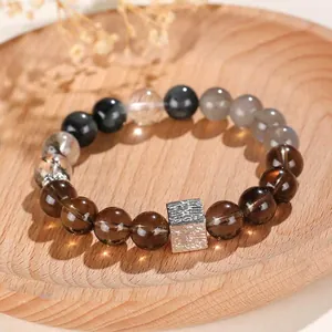 Elegantes Naturperlenarmband aus Rauchquarz und Mondstein mit strukturiertem Silberwürfel.