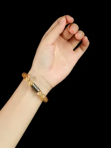 Pulsera de cuentas de citrino con cuenta de metal texturizado antiguo en la muñeca