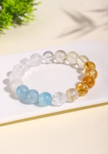 Vista detallada de pulsera de cristal de citrino y aguamarina en una bandeja