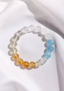 Vista detallada de pulsera de cuentas de cristal natural multicolor en tela blanca