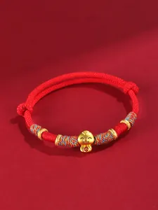 Vue détaillée d'un bracelet tressé rouge fait main avec un charme de serpent doré