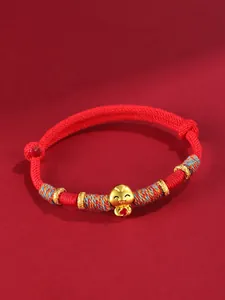 Vue détaillée d'un bracelet tressé rouge avec breloque serpent dorée pour l'année du serpent