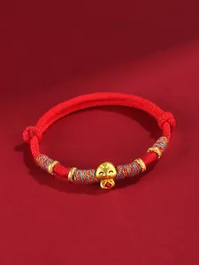Gros plan d'un bracelet en corde tressée rouge avec un charmant pendentif serpent doré.