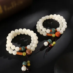 Eleganter weißer Bodhi-Samen-Doppelstrang-Perlenarmband mit ethnischen Akzenten und Lotus