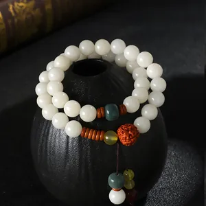 Elegantes zweisträngiges weißes Bodhi-Samen-Perlenarmband mit Anhängern im Ethno-Stil.