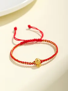 Bracciale in corda rossa intrecciata con ciondolo a forma di serpente zodiacale portafortuna.