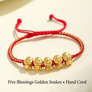 Bracciale in corda rossa intrecciata con cinque ciondoli serpente dorati per l'anno del serpente