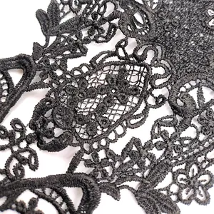 Primo piano macro di intricati ricami in pizzo nero idrosolubile per accessori moda