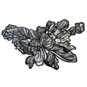 Vue macro d'un patch floral en dentelle noire soluble dans l'eau avec paillettes