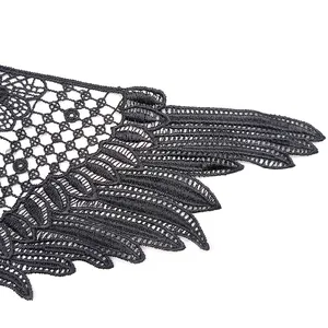 Detailansicht eines schwarzen Spitzenflügels mit aufwendigen Stickereimustern für Kleidung