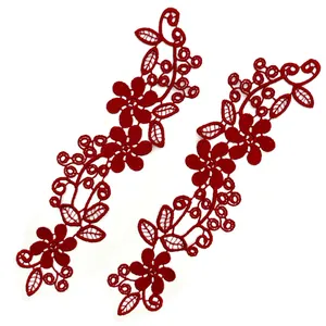 Détail des patchs de broderie florale en dentelle rouge 3D hydrosoluble pour vêtements.